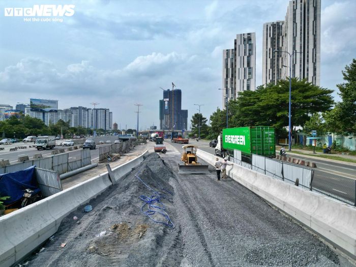 Dự án nút giao An Phú được khởi công cuối năm 2022 với tổng mức đầu tư hơn 3.400 tỷ đồng. Đây là nút giao 3 tầng quy mô lớn, kết nối các trục giao thông quan trọng gồm cao tốc TP.HCM - Long Thành - Dầu Giây, đại lộ Mai Chí Thọ, đường Lương Định Của, Nguyễn Thị Định và Đồng Văn Cống.