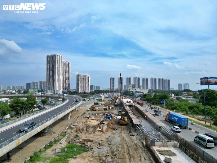 Tổng khối lượng thi công toàn dự án hiện đạt khoảng 75%. Công trình dự kiến hoàn thành trong quý IV/2026, góp phần tăng năng lực kết nối giao thông khu Đông và giảm áp lực ùn tắc tại cửa ngõ cảng Cát Lái.