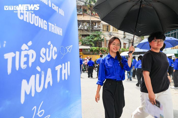 Bên cạnh sự dõi theo của gia đình và thầy cô, các thí sinh còn được tiếp sức bởi màu áo xanh tình nguyện. 