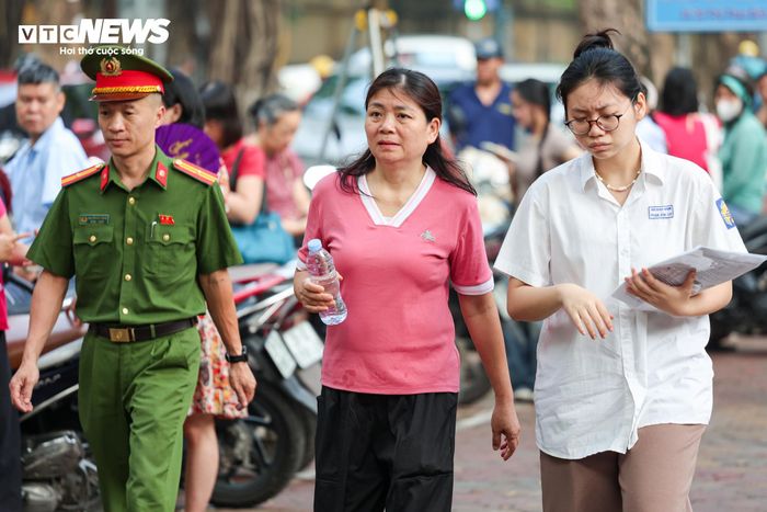 Kỳ thi không chỉ là thử thách với các thí sinh sau chặng đường dài miệt mài học tập.