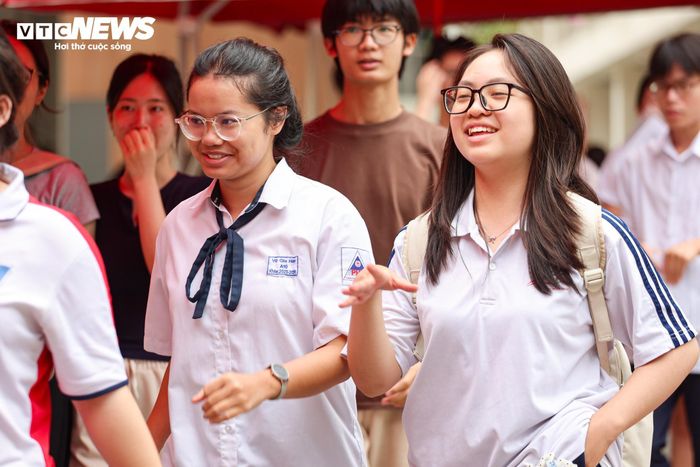 Nếu ở ngày thi đầu tiên là những ánh mắt hồi hộp, lo âu thì khi kỳ thi khép lại, nụ cười đã trở thành cảm xúc chủ đạo trên gương mặt các sĩ tử. Sau hành trình dài nỗ lực và hai ngày thi đầy áp lực, nhiều em vỡ òa trong niềm vui khi chính thức hoàn thành kỳ thi đánh dấu bước ngoặt của tuổi học trò.