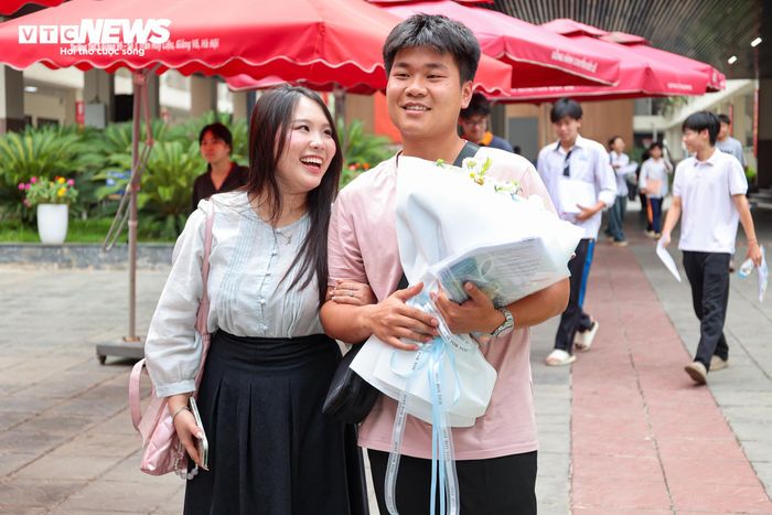 Trước cổng trường, niềm vui vỡ òa trong những cái ôm thật chặt của bạn bè, người thân và các sĩ tử. Sau nhiều tháng nỗ lực ôn luyện cùng hai ngày thi căng thẳng, các em cùng nhau lưu giữ những khoảnh khắc đáng nhớ của tuổi học trò khi chính thức vượt qua kỳ thi quan trọng.