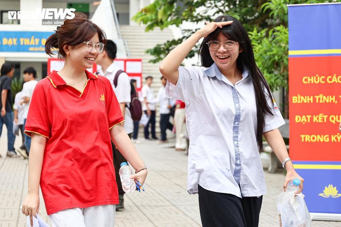 Hai ngày thi khép lại, gần 1,2 triệu thí sinh trên cả nước hoàn thành một trong những dấu mốc quan trọng nhất của tuổi học trò. Đằng sau những bài thi là biết bao tháng ngày miệt mài ôn luyện, là những đêm mất ngủ của phụ huynh, những lời động viên của thầy cô, sự đồng hành của lực lượng tình nguyện viên và cả những giờ phút lặng lẽ chờ đợi trước cổng trường dưới nắng gắt hay những cơn mưa bất chợt.