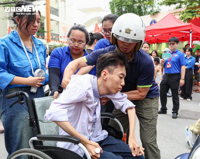 Từ việc hướng dẫn, hỗ trợ đi lại đến những lời chúc thi tốt, các tình nguyện viên góp phần lan tỏa sự sẻ chia, tiếp thêm niềm tin cho sĩ tử trong những ngày thi quan trọng.