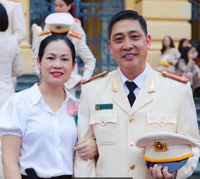 Ngoài đời, anh là sĩ quan công an mang quân hàm Trung tá. 