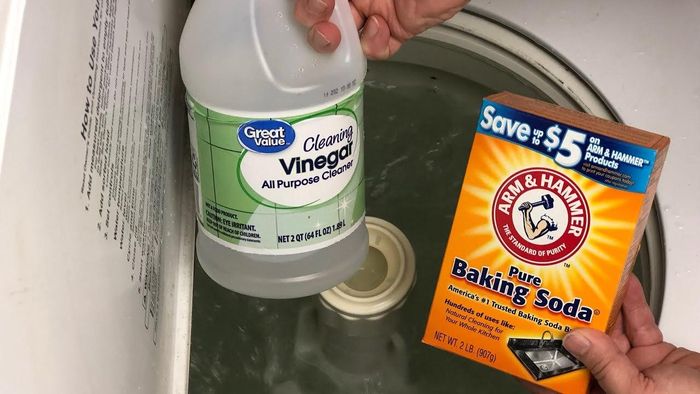 Giấm trắng và baking soda là bộ đôi tẩy rửa cực tốt. (Ảnh: DailyExpress)