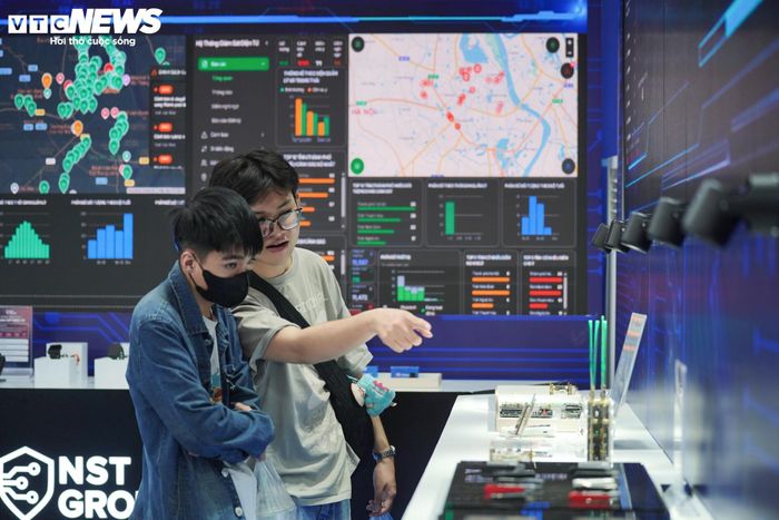 Những mô hình mô phỏng thủ đoạn lừa đảo bằng công nghệ Deepfake, các hình thức chiếm đoạt tài sản trực tuyến hay giải pháp bảo vệ dữ liệu cá nhân thu hút sự quan tâm đặc biệt của đông đảo khách tham quan, nhất là giới trẻ.