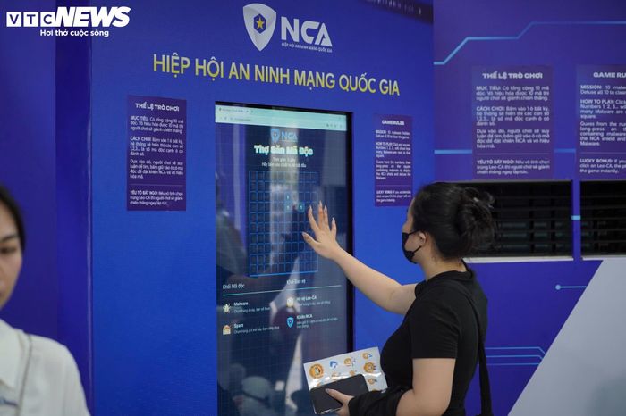 Sinh viên Nguyễn Minh Anh (22 tuổi, TP.HCM) cho biết đây là lần đầu tiên được trải nghiệm một không gian triển lãm kết hợp giữa lịch sử, công nghệ và các hoạt động thực hành thực tế. Theo Minh Anh, việc trực tiếp tham gia các tình huống mô phỏng giúp người trẻ dễ dàng nhận diện mức độ tinh vi, nguy hiểm của các hình thức lừa đảo công nghệ cao đang ngày càng phổ biến trên không gian mạng.