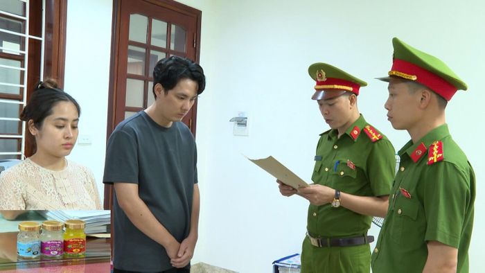 Cơ quan CSĐT Công an tỉnh Thanh Hóa thi hành quyết định khởi tố vụ án, khởi tố bị can Vũ Thùy Trang và Trương Thoại Vinh. (Ảnh: Công an Thanh Hóa)