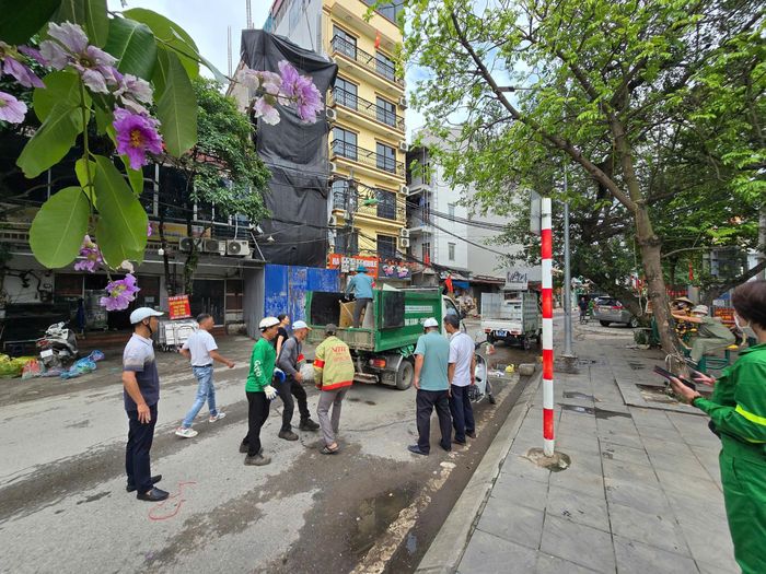Xử lý vi phạm lấn chiếm vỉa hè tại 2,55ha và 3ha gần Trường Đại học Tài nguyên và Môi trường Hà Nội.
