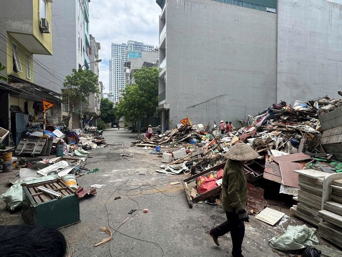 Tình trạng tập kết vật liệu xây dựng, đồ dùng cũ, gỗ vụn, sắt thép, gạch đá và phế thải xây dựng từng diễn ra tại khu vực khu 2,1ha, 2,3ha.