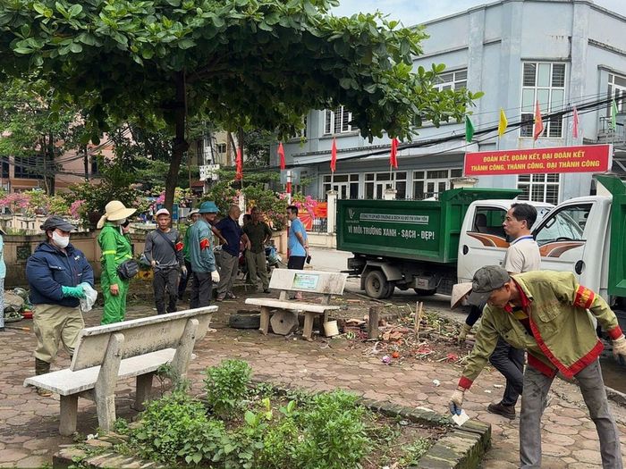 Dọn dẹp vệ sinh môi trường tại ngõ 259 phố Phú Diễn.