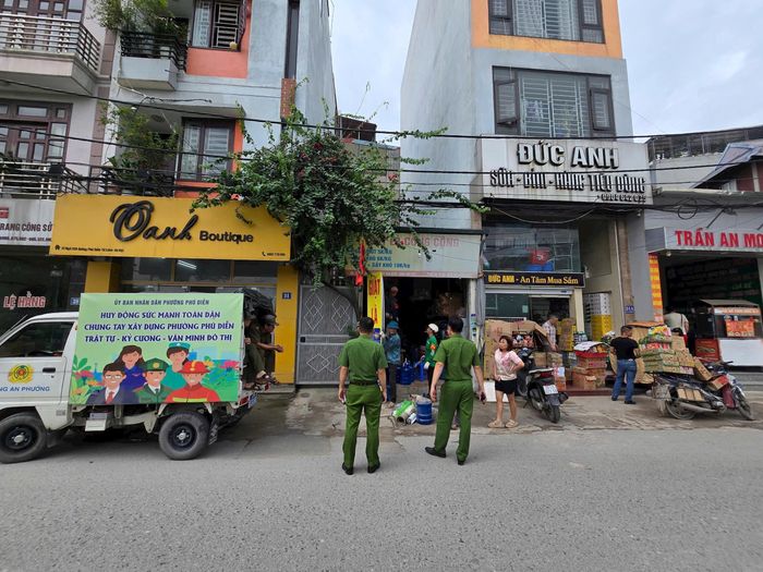 Xử lý vi phạm lấn chiếm vỉa hè tại 2,55ha và 3ha gần Trường Đại học Tài nguyên và Môi trường Hà Nội.