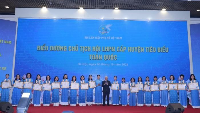 Biểu dương Chủ tịch Hội Liên hiệp phụ nữ cấp huyện cấp toàn quốc. Ảnh: Minh Trang