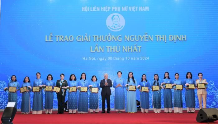 Giải thưởng Nguyễn Thị Định lần thứ nhất được trao cho các cán bộ Hội xuất sắc. Ảnh: Minh Trang