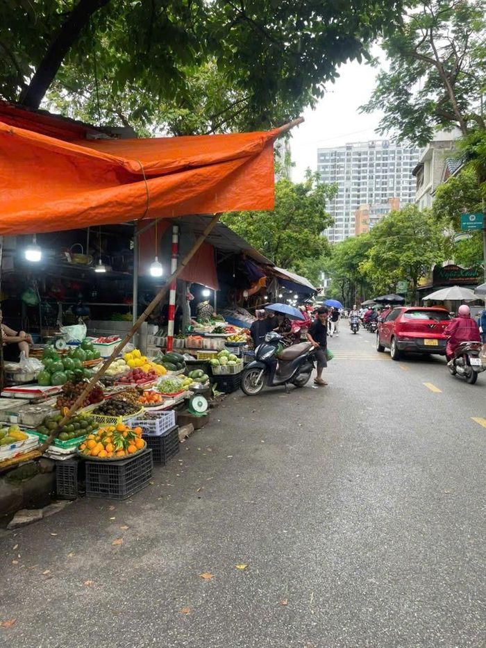 Chợ tạm tại ô đất C2 trước giải tỏa. Ảnh: Phường Yên Hòa