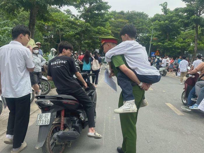 Hỗ trợ, đưa đón các thí sinh khuyết tật. Ảnh HL