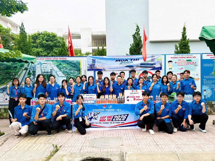 Phường Hoàng Liệt huy động hơn 50 người tham gia công tác bảo đảm an ninh trật tự và tiếp sức mùa thi. Ảnh: TA
