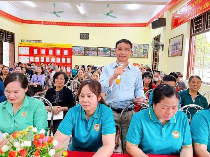 Đại biểu trao đổi và thảo luận tại buổi trợ giúp pháp lý cho người dân trên địa bàn phường Thanh Liệt. Ảnh: Đào Tuyết