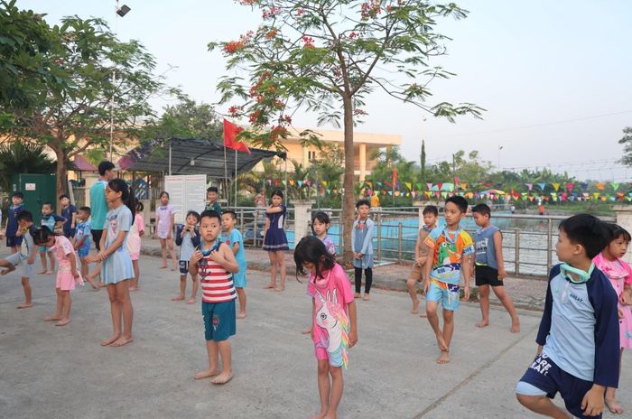 Ao bơi cộng đồng làng Hưng Giáo (xã Tam Hưng) trở thành địa điểm học bơi, rèn luyện kỹ năng phòng, chống đuối nước và vui chơi bổ ích của trẻ em địa phương trong dịp hè. Ảnh: Đ.L