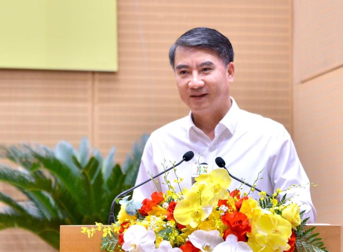 Phó Chủ tịch UBND thành phố Hà Nội Nguyễn Xuân Lưu báo cáo tại kỳ họp. Ảnh: Thành Thái