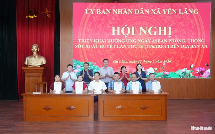Ký kết công tác phòng chống dịch sốt xuất huyết giữa Trạm Y tế xã với các thôn. Ảnh: Phạm Hùng