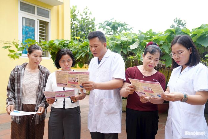 Cán bộ Trạm y tế xã Yên Lãng tuyên truyền phòng chống dịch sốt xuất huyết đến bà con nhân dân. Ảnh: Phạm Hùng