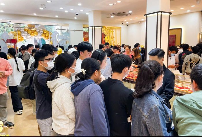 Nhiều nhà đầu tư đặt câu hỏi liệu đây có phải là thời điểm thích hợp để xuống tiền. Ảnh: PV