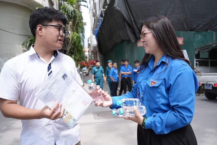 Những chai nước, chiếc bút bi gửi gắm niềm tin vào các thí sinh. Ảnh: Phạm Mạnh