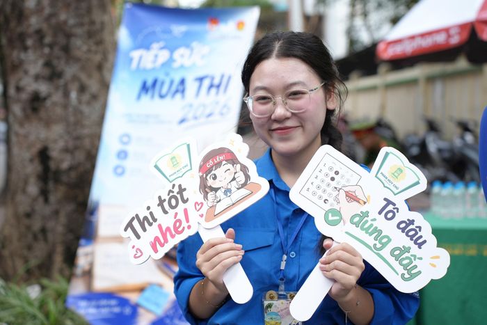 Sinh viên Đào Thị Linh Ngọc (Trường Đại học Thủy Lợi) luôn có mặt từ sớm tại điểm thi Trường THPT Phan Huy Chú - Đống Đa. Ảnh: Phạm Mạnh