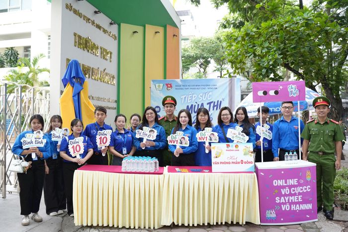 Lực lượng tình nguyện viên phối hợp cùng các lực lượng khác tại kỳ thi. Ảnh: Phạm Mạnh