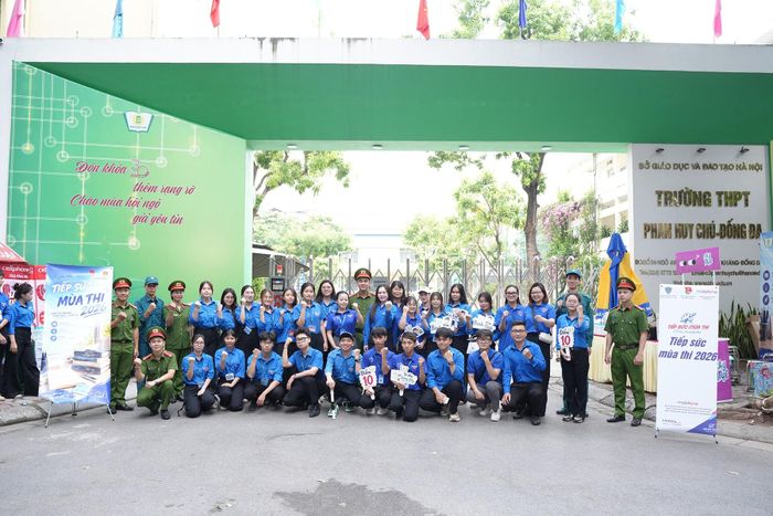 Tình nguyện viên tiếp sức mùa thi: Đi sớm, về sau, sẵn sàng đồng hành cùng thí sinh. Ảnh: Phạm Mạnh