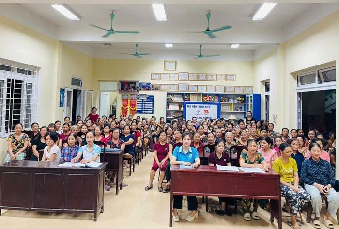 Hội LHPN xã Thanh Oai tổ chức nhiều cuộc tuyên truyền, vận động hội viên phụ nữ sớm bàn giao mặt bằng thực hiện dự án trọng điểm. Ảnh: PV