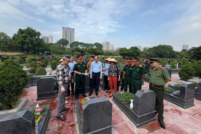 Trao đổi, phân tích các tình huống cụ thể trong quá trình khảo sát thực địa, kết hợp đối soát hồ sơ tư liệu. Ảnh: Thu Nguyễn