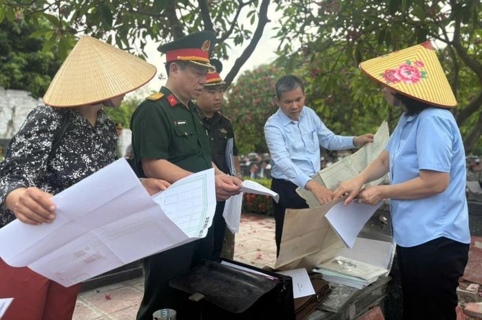 Thực hiện công tác khảo sát thực địa, kết hợp tra cứu bản đồ, đo đạc, thu thập và chuẩn hóa dữ liệu, phục vụ số hóa thông tin các phần mộ liệt sĩ. Ảnh: Thu Nguyễn