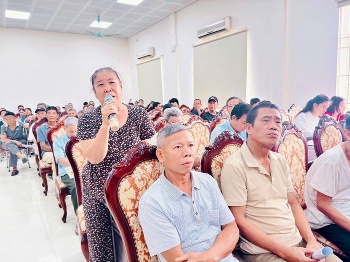 Người dân được trực tiếp đối thoại với lãnh đạo xã những vấn đề liên quan đến đền bù, giải phóng mặt bằng. Ảnh: Phương Xuyến