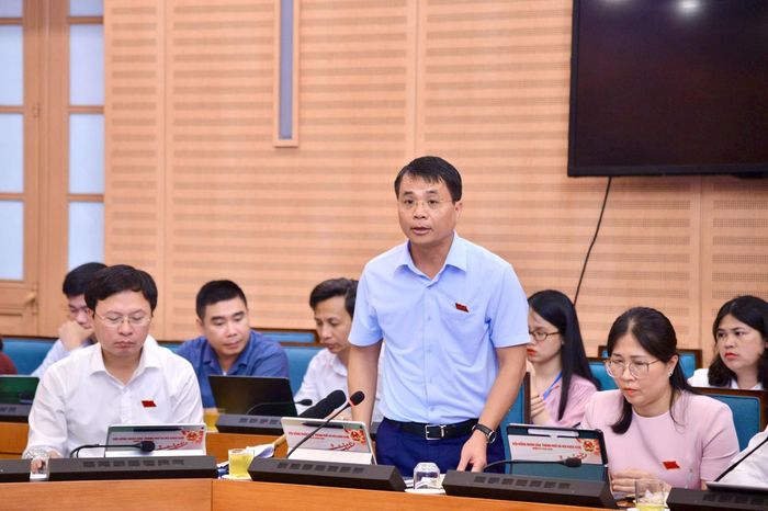 Đại biểu Lê Minh Đức, Bí thư Đảng ủy, Chủ tịch HĐND xã Thạch Thất phát biểu. Ảnh: Viết Thành