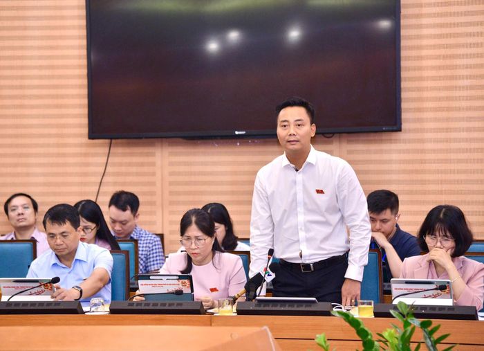 Đại biểu Nguyễn Đức Tiến, Bí thư Đảng ủy, Chủ tịch HĐND xã Minh Châu phát biểu. Ảnh: Viết Thành