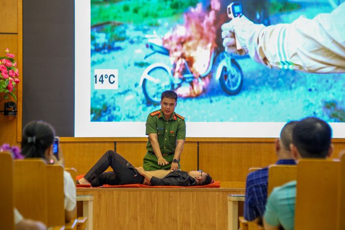 Các học viên thực hành kỹ năng cứu người bị nạn, sơ cấp cứu và xử lý các tình huống PCCC &amp; CNCH. Ảnh: Duy Khánh