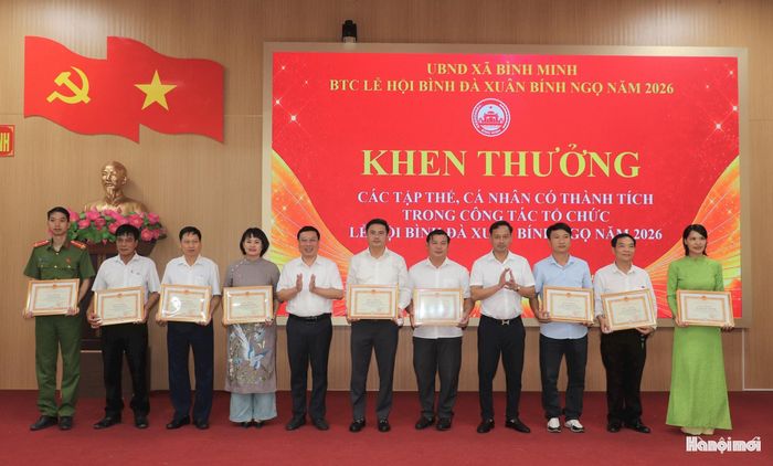Lãnh đạo xã Bình Minh trao khen thưởng cho các cá nhân có thành tích xuất sắc. Ảnh Đ.Đạt