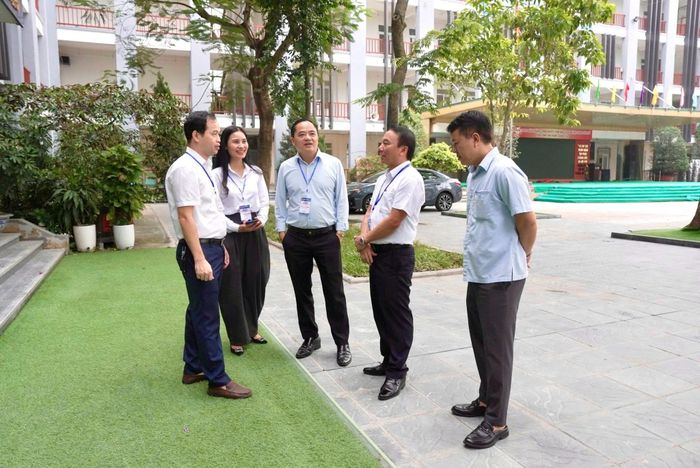 Lãnh đạo xã Thiên Lộc kiểm tra công tác tổ chức kỳ thi tại các điểm thi. Ảnh: Nam Lộc