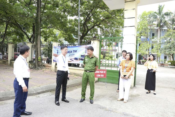 Lãnh đạo xã Sóc Sơn thường xuyên kiểm tra, giám sát công tác bảo đảm an toàn cho kỳ thi. Ảnh: Tùng Nguyễn.