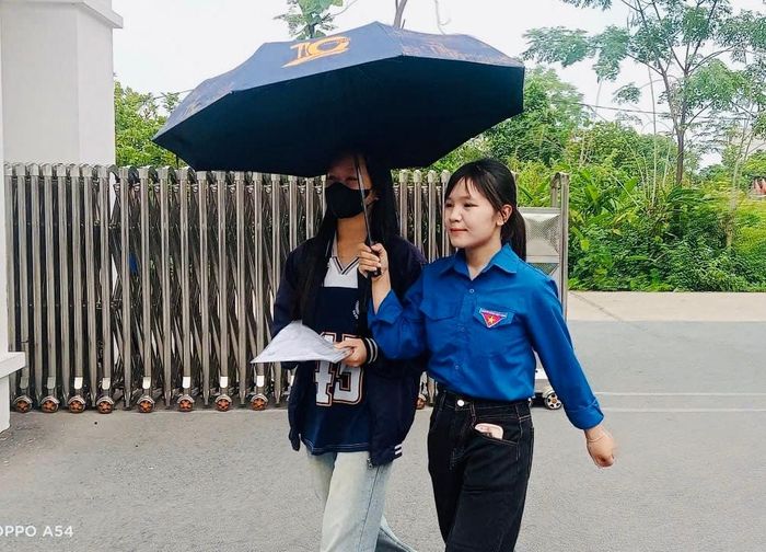 Tình nguyện viên hỗ trợ thí sinh dự thi tốt nghiệp THPT năm 2026 tại xã Sóc Sơn. Ảnh: Tùng Nguyễn.