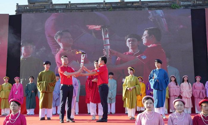 Ngọn đuốc của Hành trình “Tôi yêu Tổ quốc tôi” năm 2026 được Phó Chủ tịch Trung ương Hội Liên hiệp thanh niên Việt Nam Nguyễn Kim Quy trao cho tuổi trẻ tỉnh Tuyên Quang. Ảnh: PV