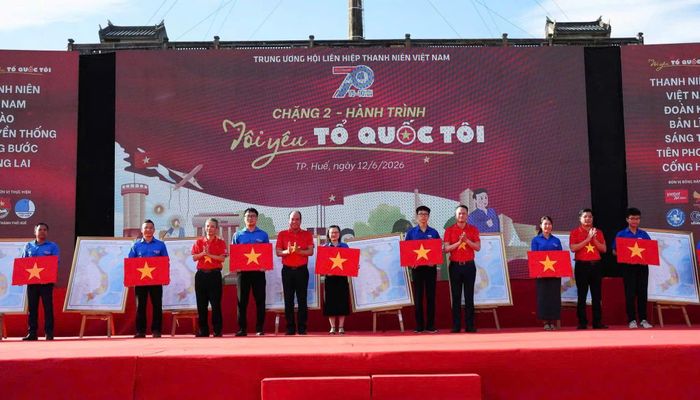 Trao tặng cờ Tổ quốc và bản đồ tới các đơn vị. Ảnh: PV