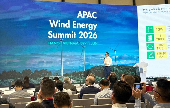 Ông Alessandro Antonioli mở đầu phiên thảo luận Diễn đàn CEO cấp cao tại hội nghị điện gió lớn nhất khu vực tổ chức tại Hà Nội từ ngày 9 đến 11-6. Ảnh: Kiều Thoan Thu