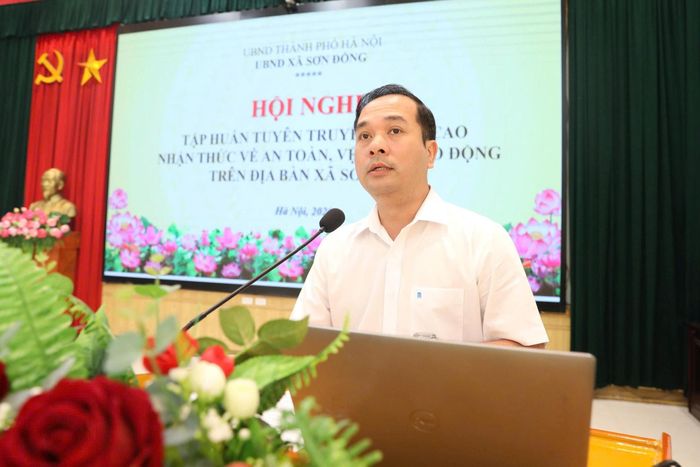 Ủy viên Ban Thường vụ Đảng ủy, Phó Chủ tịch UBND xã Sơn Đồng Nguyễn Duy Cương phát biểu tại hội nghị. Ảnh: NS