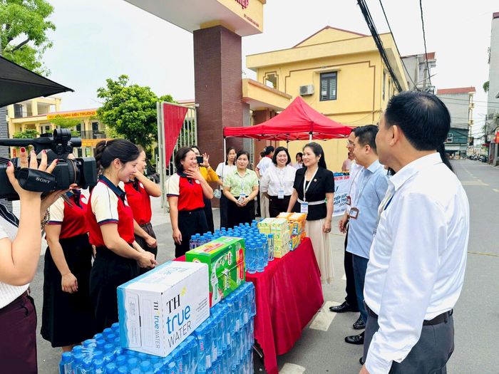 Những ngày trước và trong kỳ thi, lãnh đạo xã Hát Môn thường xuyên kiểm tra, chỉ đạo, động viên các lực lượng thực thi nhiệm vụ và học sinh làm bài tốt. Ảnh: HM