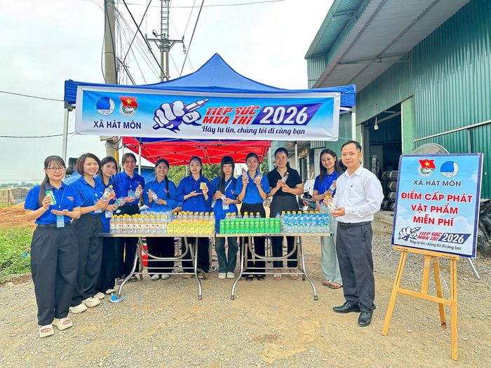 Xã Hát Môn cấp phát vật phẩm miễn phí cho thí sinh tại các điểm thi. Ảnh: HM