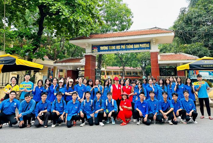 Lực lượng tiếp sức mùa thi xã Đan Phượng. Ảnh: PV
